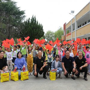 阜陽(yáng)市愛心演藝協(xié)會(huì)攜手愛心企業(yè)“中國(guó)節(jié)”慰問留守兒童